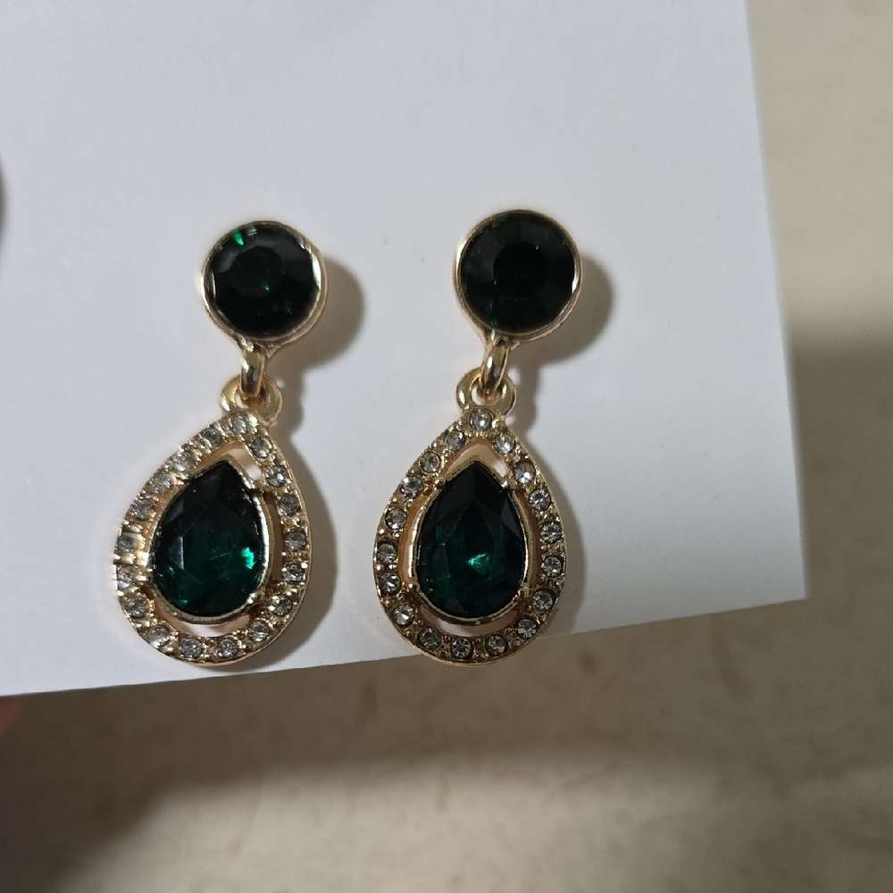 Elegant Gold and Green Teardrop Earrings